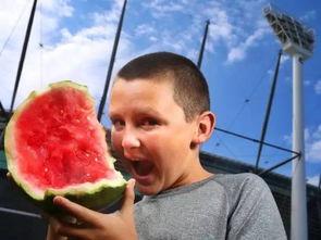 爆料吃瓜的男孩子叫什么,那位热衷于吃瓜的帅气男孩究竟是谁？