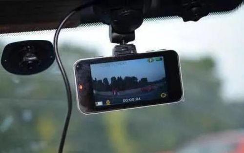 安装行车记录仪视频,一镜到底的行车安全见证