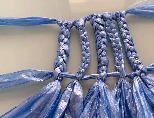 用垃圾袋做裙子视频,垃圾袋变身的时尚裙子教程