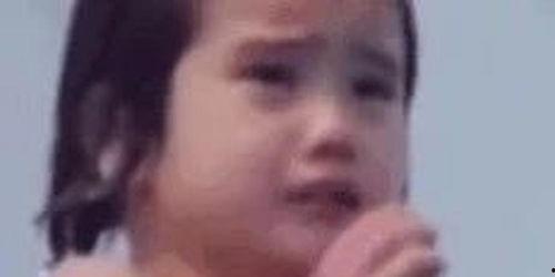 小女孩哭的视频,小女孩哭泣瞬间触动人心