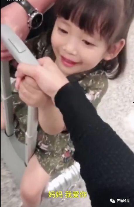 小女孩哭的视频,小女孩哭泣瞬间触动人心