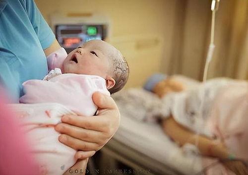 婴儿刚出生视频,初见人世间的第一幕