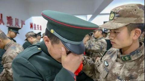 老兵退伍视频,荣耀退役，致敬英雄的告别时刻