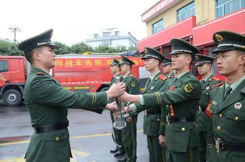 老兵退伍视频,荣耀退役，致敬英雄的告别时刻