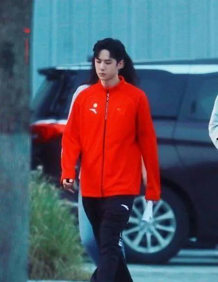 王一博吃瓜爆料最新图片,娱乐圈幕后真相大揭秘