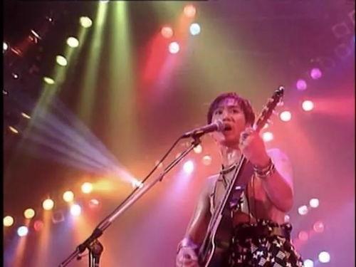 黄家驹唱光辉岁月视频,黄家驹经典之作，唤起青春记忆