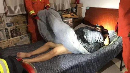 男生捂裤裆憋尿视频,男子捂裤裆憋尿瞬间，网友直呼太尴尬