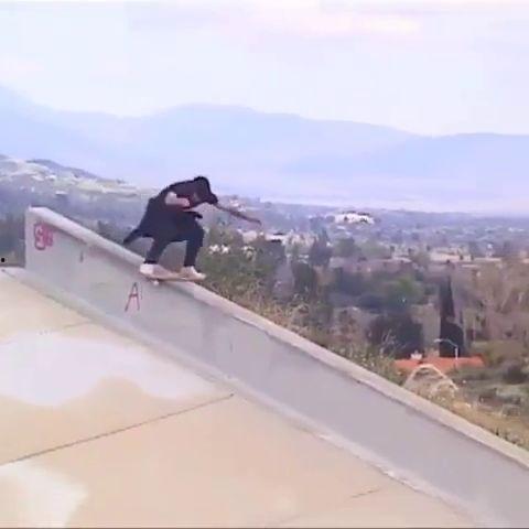 滑板表演视频,滑板表演视频中的惊险瞬间与炫酷技巧