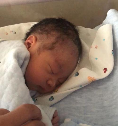 刚出生婴儿视频,初见人世间的第一幕