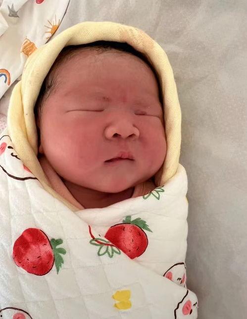 刚出生婴儿视频,初见人世间的第一幕