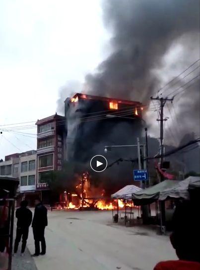 楼房着火视频,火光冲天！高楼火灾现场紧急救援纪实