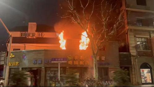 楼房着火视频,火光冲天！高楼火灾现场紧急救援纪实