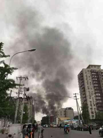 楼房着火视频,火光冲天！高楼火灾现场紧急救援纪实