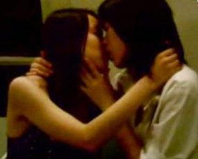 女生亲嘴视频,揭秘女生亲嘴视频背后的浪漫故事